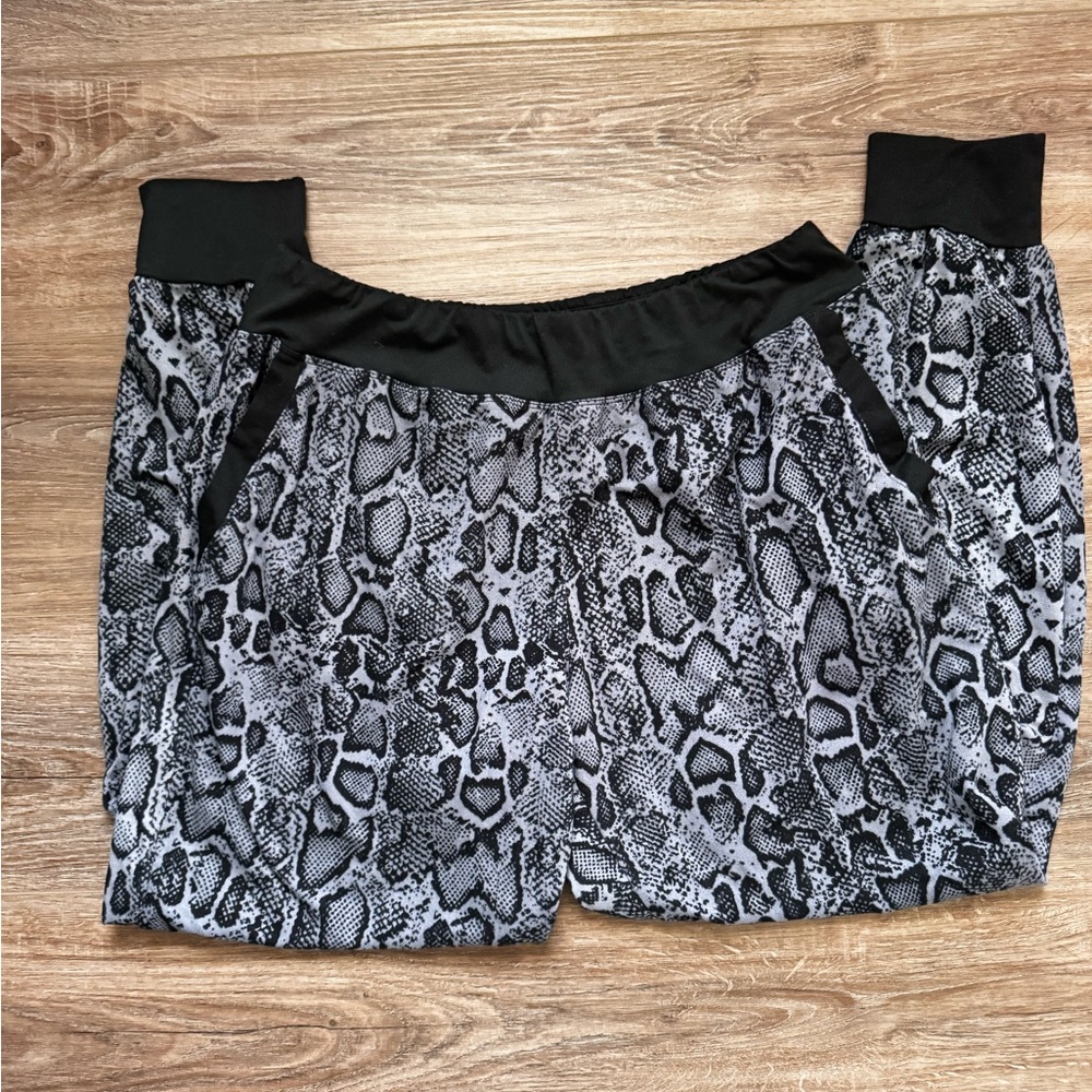 Snakeskin Print Jogger Sweatpants – Black & Gray Lounge Pants (Size L)